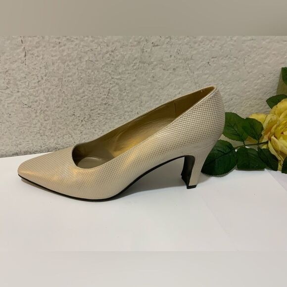 Stuart Weitzman Classic Neutral Pump Heel Fashion Work Shoe 8 - Picture 1 of 10